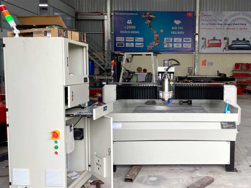 Chỉ 6 tháng để lành nghề: Sự thật về việc học nghề nhôm kính mất bao lâu 3 Máy CNC cắt nhôm kính