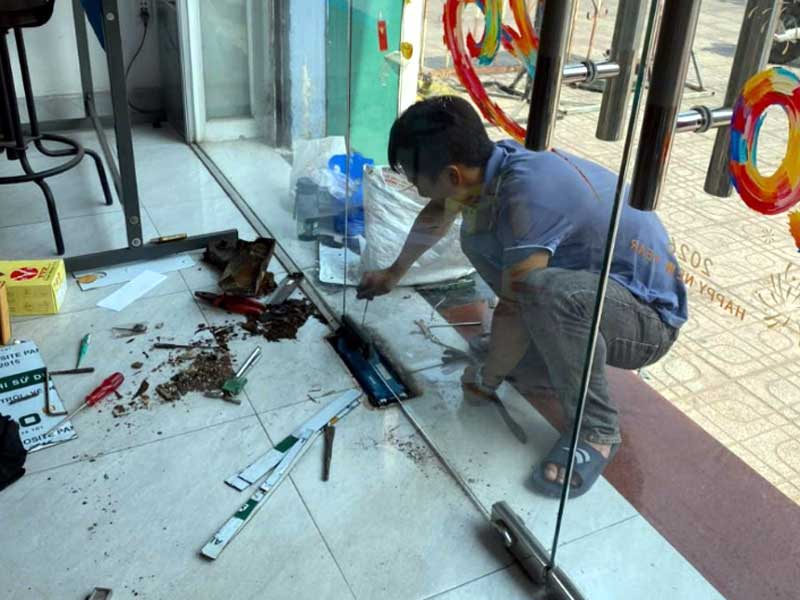 Chỉ 6 tháng để lành nghề: Sự thật về việc học nghề nhôm kính mất bao lâu 2 học nghề nhôm kính mất bao lâu? Một sự thật là nhiều người thợ nhôm kính vẫn đang loay hoay thiếu việc làm