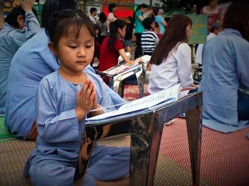 7 cách hóa giải vận xui trong công việc hiệu quả tức thì bạn phải biết 4 Đọc kinh, niệm Phât - Xám hối có thể giúp gia chủ tiêu tai giải nạn